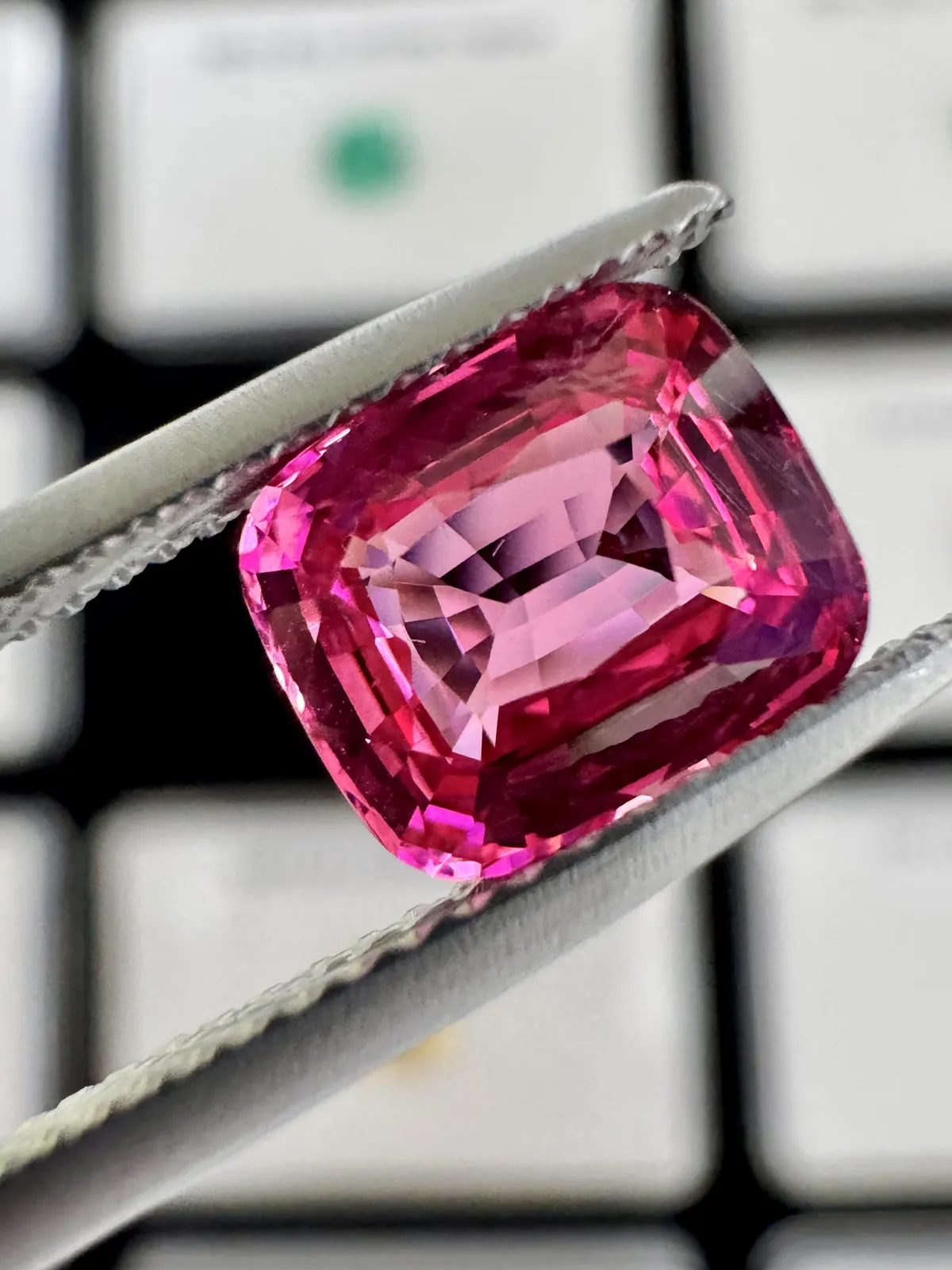 Spinell 3,72 ct aus Tansania (Mahenge) – Gemstone Collections